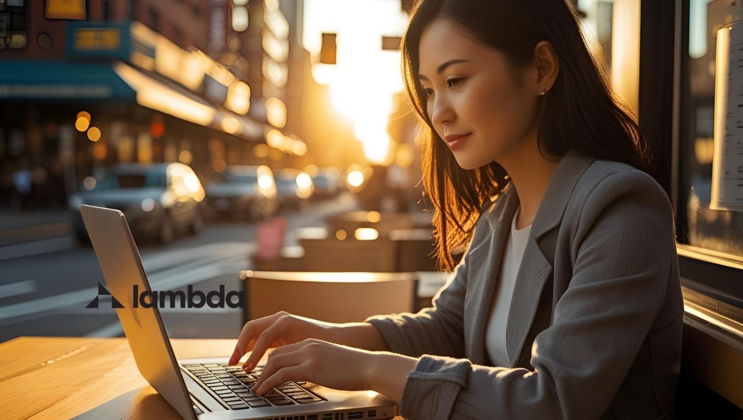 Маркетингаар ажил хайж буй залуухан эмэгтэй компьютерийн өмнө ажиллаж байна